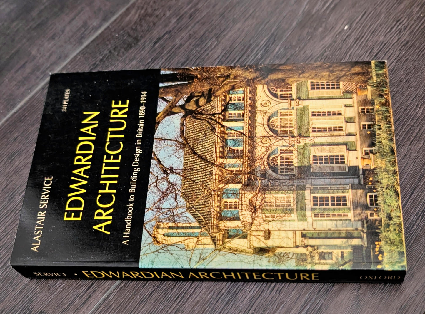 Edwardian Architecture: A Handbook to Building Design in Britain 1890-1914 by Alastair Service