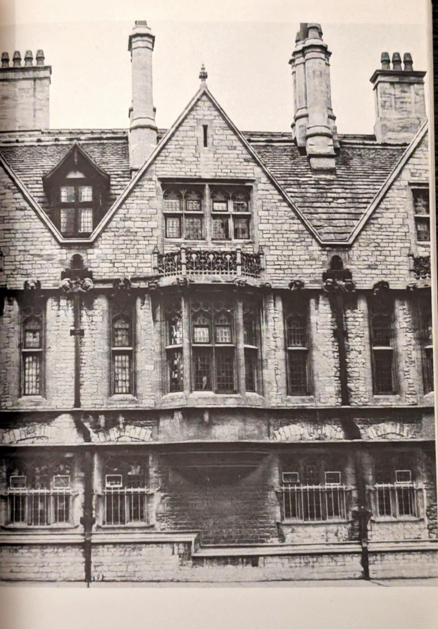 Edwardian Architecture: A Handbook to Building Design in Britain 1890-1914 by Alastair Service