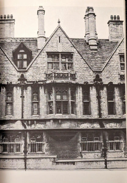 Edwardian Architecture: A Handbook to Building Design in Britain 1890-1914 by Alastair Service