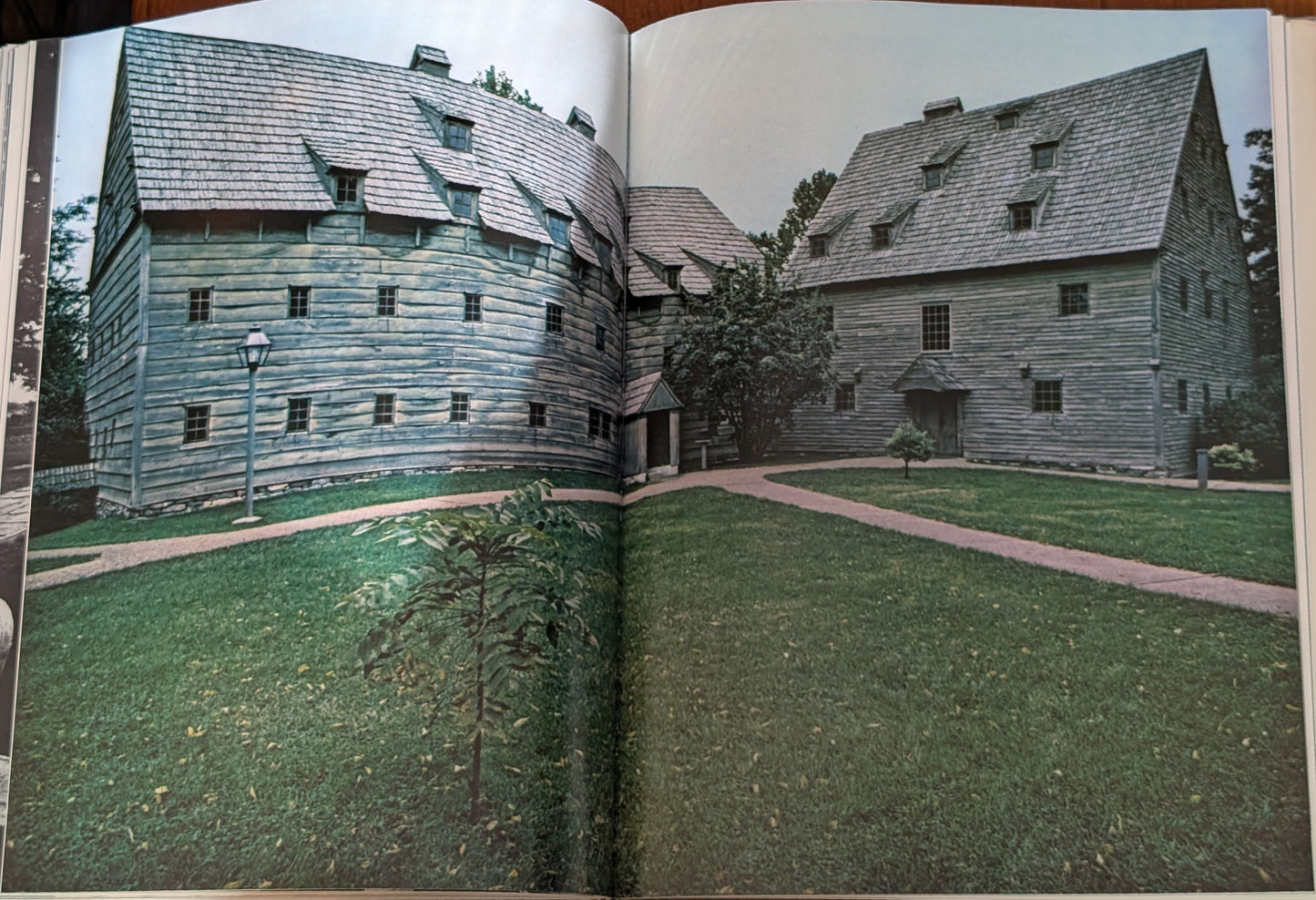 Pioneer Churches, photographs by John De Visser and text by Harold Kalman
