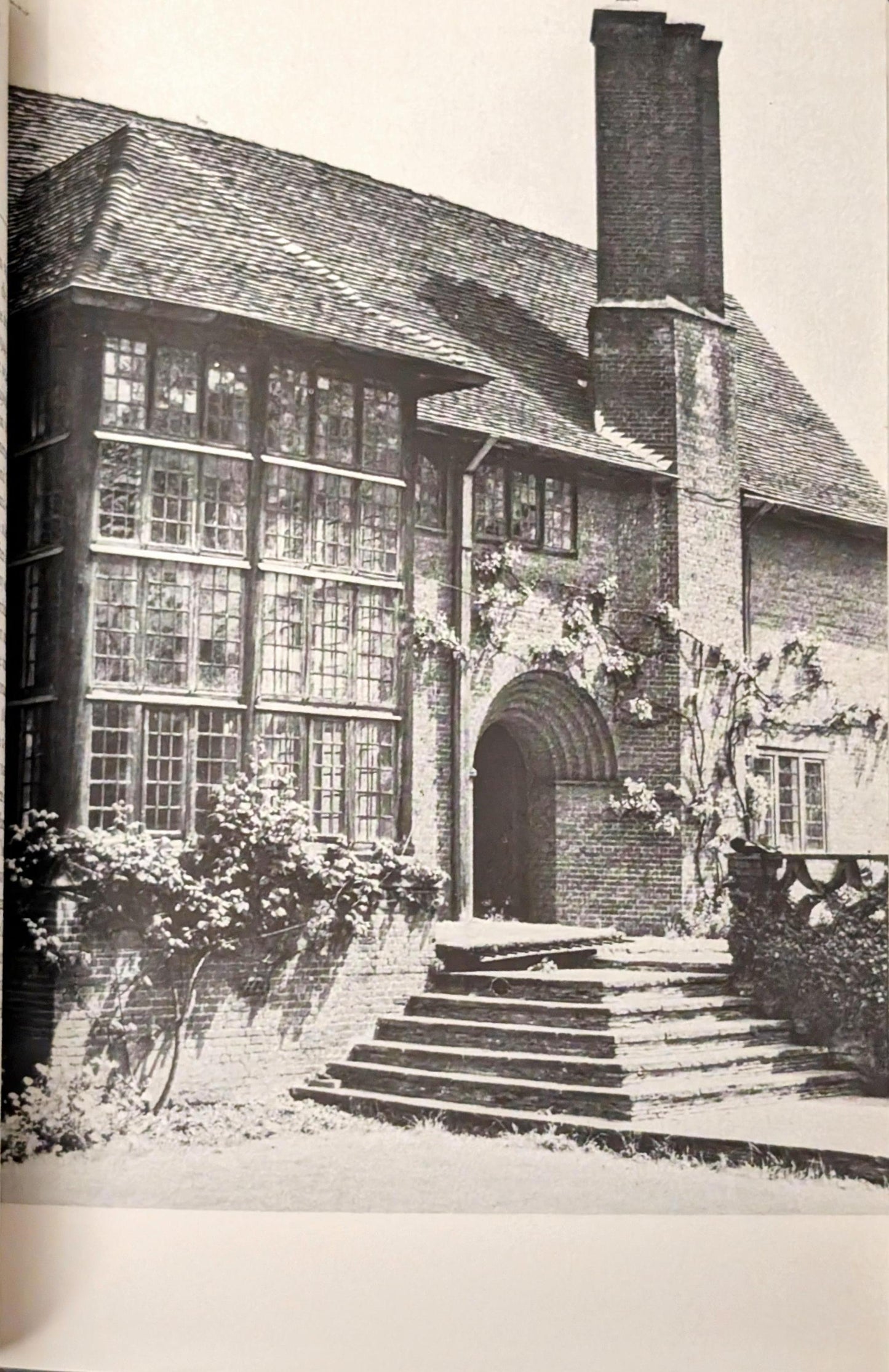 Edwardian Architecture: A Handbook to Building Design in Britain 1890-1914 by Alastair Service